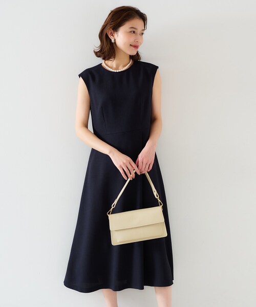 UNTITLED（アンタイトル）の「【セットアップ可/きれいめ】ドライタッチワンピース（ワンピース・レディース・オフホワイト/ナチュラル/ネイビー・00/01/02/03/04/42/44/46/48/50）」の3枚目の写真