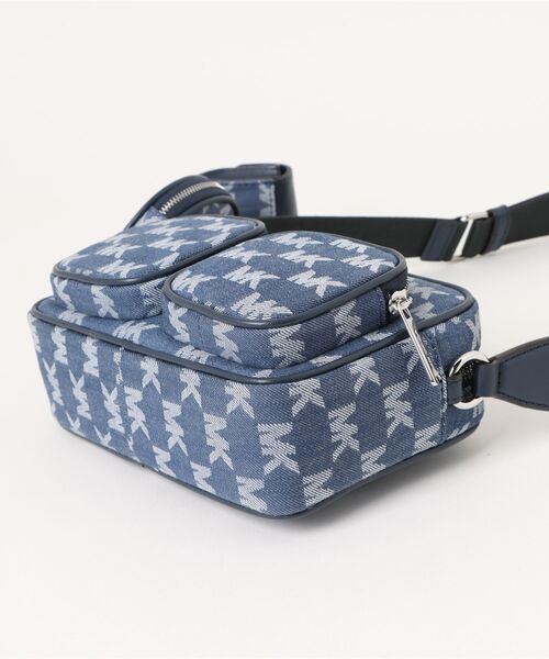 MICHAEL KORS(マイケルコース)の「JET SET ITEM クロスボディ ウィズ テックアタッチ ミディアム - MKシグネチャー(ショルダーバッグ・レディース・ブルー系・FREE)」の3枚目の写真