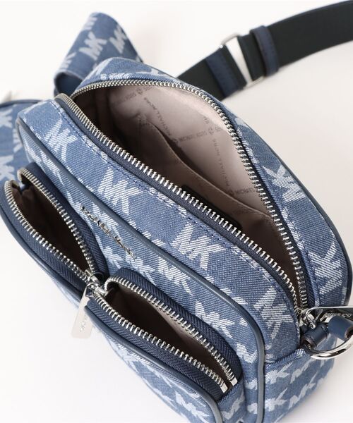 MICHAEL KORS(マイケルコース)の「JET SET ITEM クロスボディ ウィズ テックアタッチ ミディアム - MKシグネチャー(ショルダーバッグ・レディース・ブルー系・FREE)」の4枚目の写真