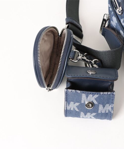 MICHAEL KORS(マイケルコース)の「JET SET ITEM クロスボディ ウィズ テックアタッチ ミディアム - MKシグネチャー(ショルダーバッグ・レディース・ブルー系・FREE)」の5枚目の写真