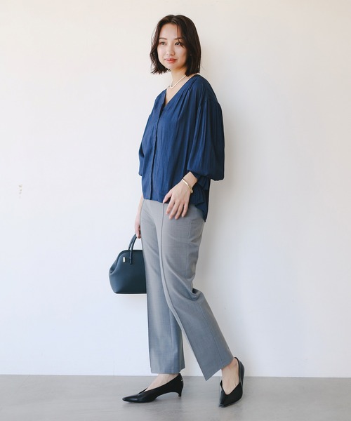 B:MING by BEAMS(ビーミングバイビームス)の「【洗える】Vネック ギャザー ブラウス(S~M)(シャツ/ブラウス・レディース・オフホワイト/ライトブルー/ネイビー・MEDIUM/SMALL)」の5枚目の写真