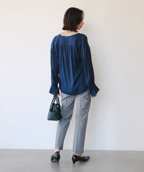 B:MING by BEAMS(ビーミングバイビームス)の「【洗える】Vネック ギャザー ブラウス(S~M)(シャツ/ブラウス・レディース・オフホワイト/ライトブルー/ネイビー・MEDIUM/SMALL)」の4枚目の写真