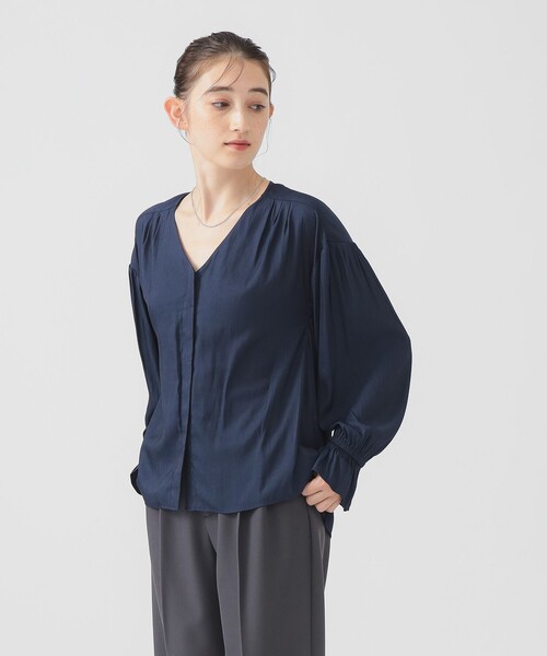 B:MING by BEAMS(ビーミングバイビームス)の「【洗える】Vネック ギャザー ブラウス(S~M)(シャツ/ブラウス・レディース・オフホワイト/ライトブルー/ネイビー・MEDIUM/SMALL)」の6枚目の写真