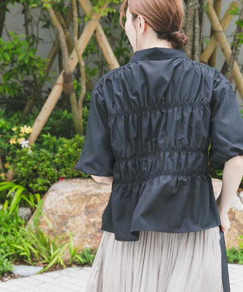 ITEMS URBANRESEARCH(アイテムズ アーバンリサーチ)の「シャーリングハーフスリーブブラウス(シャツ/ブラウス・レディース・ホワイト/ブラック/ライトブルー・FREE)」の14枚目の写真