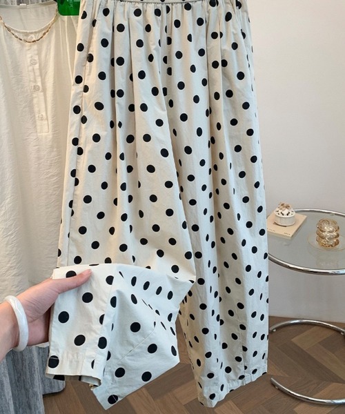 SPIGA(スピーガ)の「水玉ワイドパンツ(その他パンツ・レディース・ホワイト×ブラック・X-LARGE/LARGE/MEDIUM)」の2枚目の写真