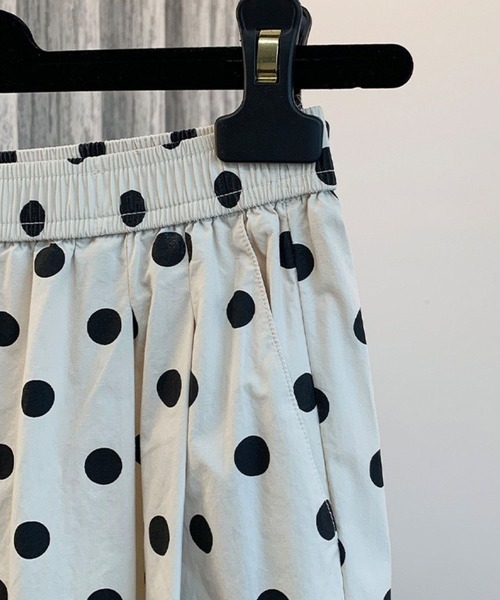 SPIGA(スピーガ)の「水玉ワイドパンツ(その他パンツ・レディース・ホワイト×ブラック・X-LARGE/LARGE/MEDIUM)」の3枚目の写真