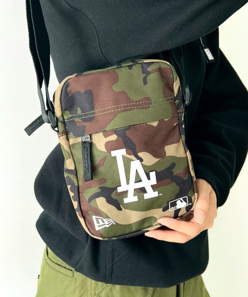 NEW ERA(ニューエラ)の「NEW ERA (ニューエラ)/MLB SIDE BAG/ミニ ショルダーバッグ クロスバッグ ボディバッグ ニューヨーク ヤンキース ロサンゼルス ドジャース(ショルダーバッグ・レディース・ブラウン系カモフラージュ/ブラック・FREE)」の2枚目の写真