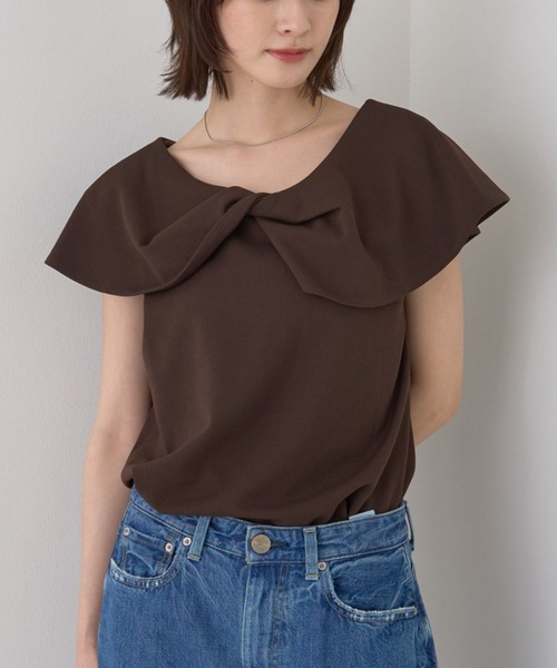 EMMA ROUGE VIF(エマルージュヴィフ)の「【一部店舗限定】【洗濯機OK】フロントツイストカットソーブラウス(シャツ/ブラウス・レディース・ライトグレー/ブラウン・フリー)」の2枚目の写真