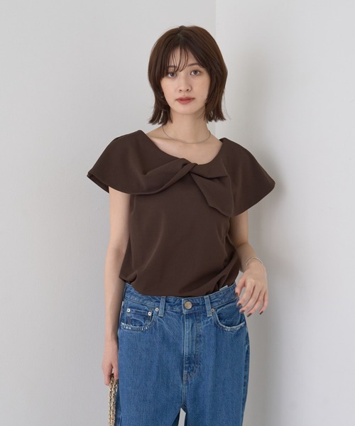 EMMA ROUGE VIF(エマルージュヴィフ)の「【一部店舗限定】【洗濯機OK】フロントツイストカットソーブラウス(シャツ/ブラウス・レディース・ライトグレー/ブラウン・フリー)」の4枚目の写真