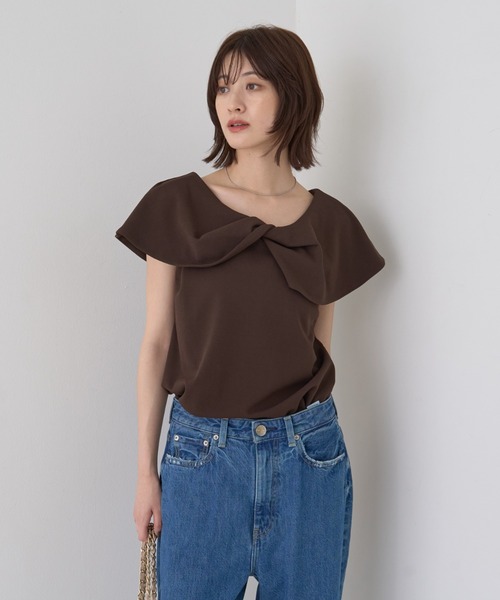 EMMA ROUGE VIF(エマルージュヴィフ)の「【一部店舗限定】【洗濯機OK】フロントツイストカットソーブラウス(シャツ/ブラウス・レディース・ライトグレー/ブラウン・フリー)」の5枚目の写真