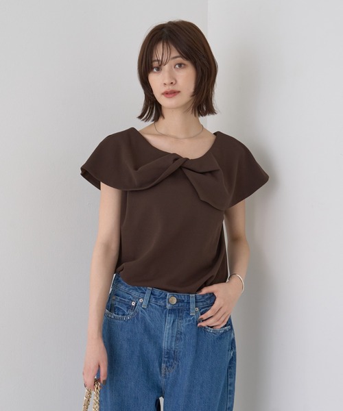 EMMA ROUGE VIF(エマルージュヴィフ)の「【一部店舗限定】【洗濯機OK】フロントツイストカットソーブラウス(シャツ/ブラウス・レディース・ライトグレー/ブラウン・フリー)」の7枚目の写真