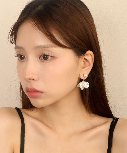 CEMONEMO(セモネモ)の「シェル調 フラワー×パール バックキャッチ ピアス(ピアス(両耳用)・レディース・ホワイト・FREE)」の2枚目の写真