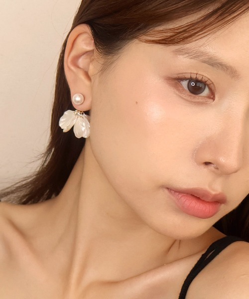 CEMONEMO(セモネモ)の「シェル調 フラワー×パール バックキャッチ ピアス(ピアス(両耳用)・レディース・ホワイト・FREE)」の3枚目の写真