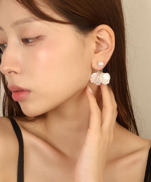 CEMONEMO(セモネモ)の「シェル調 フラワー×パール バックキャッチ ピアス(ピアス(両耳用)・レディース・ホワイト・FREE)」の4枚目の写真