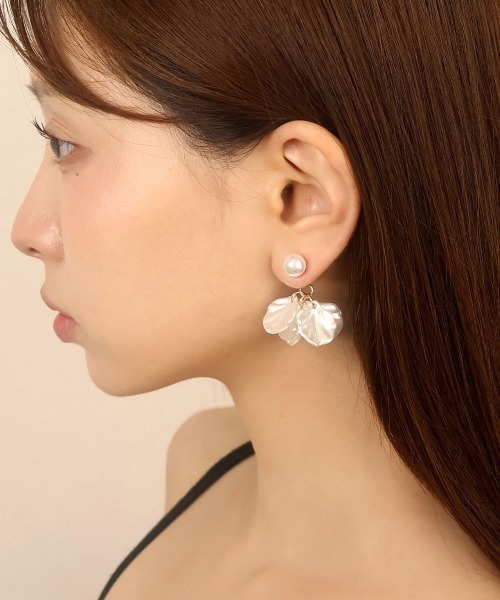 CEMONEMO(セモネモ)の「シェル調 フラワー×パール バックキャッチ ピアス(ピアス(両耳用)・レディース・ホワイト・FREE)」の6枚目の写真