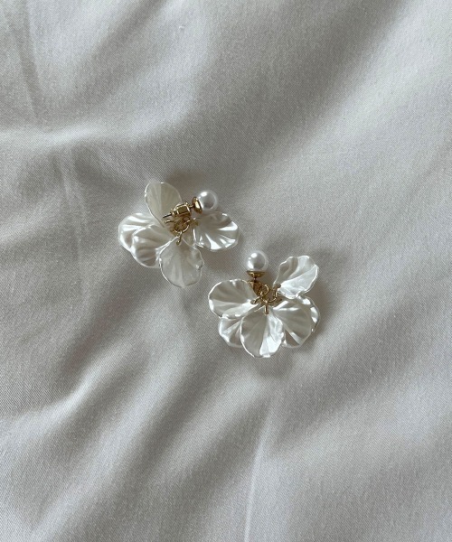 CEMONEMO(セモネモ)の「シェル調 フラワー×パール バックキャッチ ピアス(ピアス(両耳用)・レディース・ホワイト・FREE)」の7枚目の写真