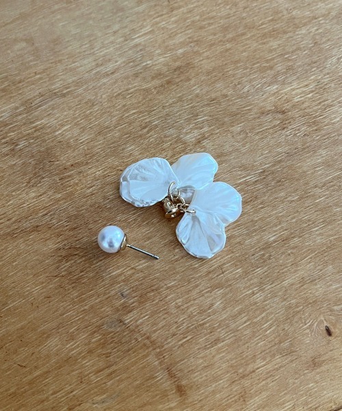 CEMONEMO(セモネモ)の「シェル調 フラワー×パール バックキャッチ ピアス(ピアス(両耳用)・レディース・ホワイト・FREE)」の8枚目の写真