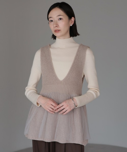amini（アミニ）の「チュールペプラムニットベスト（ベスト・レディース・ブラック/グレイッシュベージュ/アイボリー・MEDIUM）」の4枚目の写真