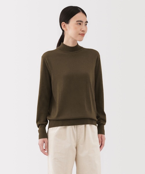 無印良品（ムジルシリョウヒン）の「婦人　洗えるウールハイゲージハイネックセーター（ニット/セーター・レディース・ブラック/ブラウン系/オフホワイト/ダークグレー/オートミール/カーキ系/レッド・XS/S/M/L/XL/XXL）」の6枚目の写真