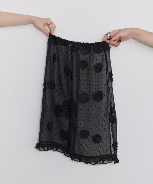 idem（イデム）の「flower dot sheer skirt / フラワーモチーフシアースカート（スカート・レディース・ブラック/ホワイト・FREE）」の2枚目の写真