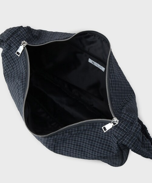 tk.TAKEO KIKUCHI（ティーケータケオキクチ）の「ドロストショルダーバッグ（ショルダーバッグ・メンズ・ライトグレー/ブラック/ブラック系/ブラック系1/ネイビー系1・00）」の7枚目の写真