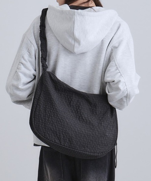 tk.TAKEO KIKUCHI（ティーケータケオキクチ）の「ドロストショルダーバッグ（ショルダーバッグ・メンズ・ライトグレー/ブラック/ブラック系/ブラック系1/ネイビー系1・00）」の4枚目の写真