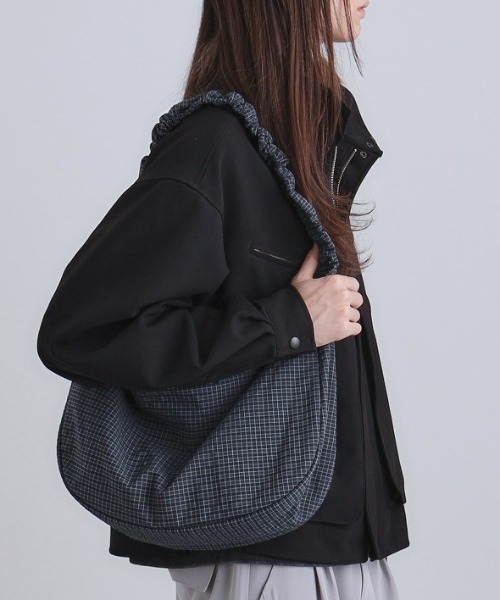 tk.TAKEO KIKUCHI（ティーケータケオキクチ）の「ドロストショルダーバッグ（ショルダーバッグ・メンズ・ライトグレー/ブラック/ブラック系/ブラック系1/ネイビー系1・00）」の5枚目の写真