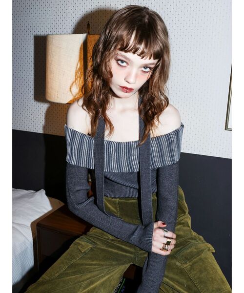 EVRIS（エヴリス）の「チョーカーSETオフショルニットトップス（ニット/セーター・レディース・グレー/レッド/ブラウン・FREE）」の5枚目の写真