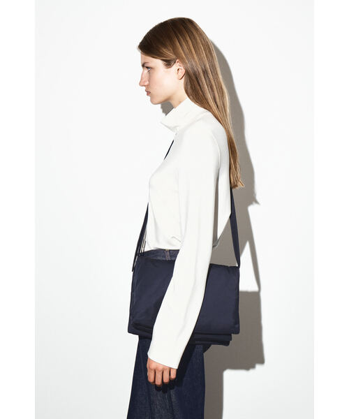 COS（コス）の「トリフォールドパッド入りクロスボディバッグ（ショルダーバッグ・レディース・ブラック/ネイビー・ONESIZE）」の2枚目の写真