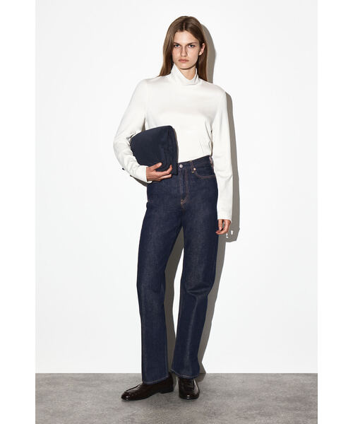 COS（コス）の「トリフォールドパッド入りクロスボディバッグ（ショルダーバッグ・レディース・ブラック/ネイビー・ONESIZE）」の9枚目の写真