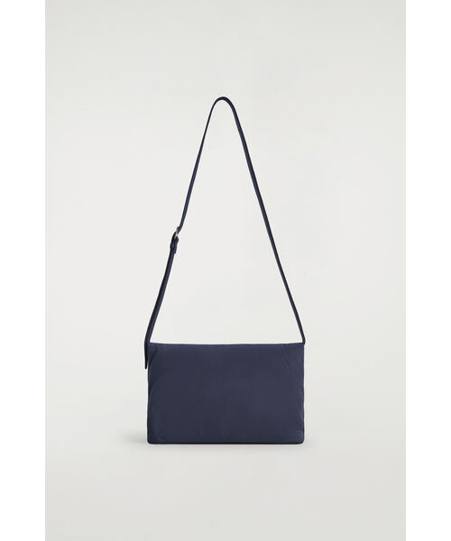 COS（コス）の「トリフォールドパッド入りクロスボディバッグ（ショルダーバッグ・レディース・ブラック/ネイビー・ONESIZE）」の3枚目の写真