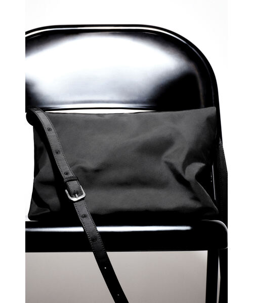 COS（コス）の「トリフォールドパッド入りクロスボディバッグ（ショルダーバッグ・レディース・ブラック/ネイビー・ONESIZE）」の6枚目の写真