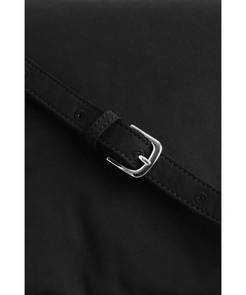 COS（コス）の「トリフォールドパッド入りクロスボディバッグ（ショルダーバッグ・レディース・ブラック/ネイビー・ONESIZE）」の8枚目の写真