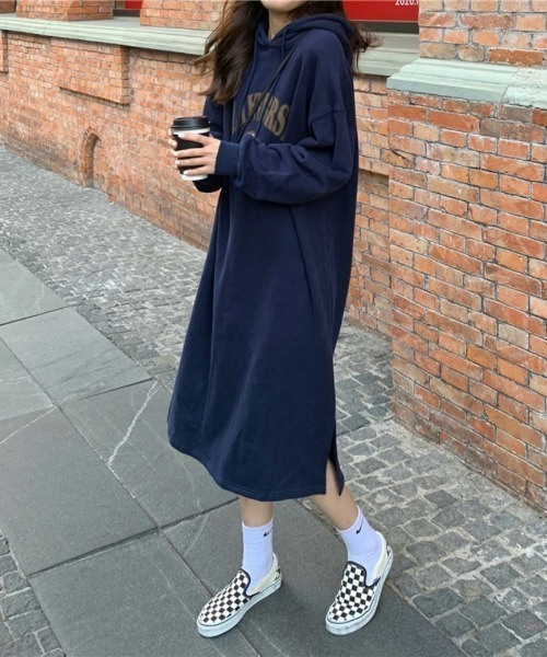 Ritzy（リッツィー）の「ロゴプリント フード付き裏起毛ワンピース（ワンピース・レディース・モカ/ネイビー/グレー・FREE）」の3枚目の写真