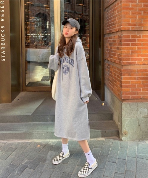 Ritzy（リッツィー）の「ロゴプリント フード付き裏起毛ワンピース（ワンピース・レディース・モカ/ネイビー/グレー・FREE）」の2枚目の写真