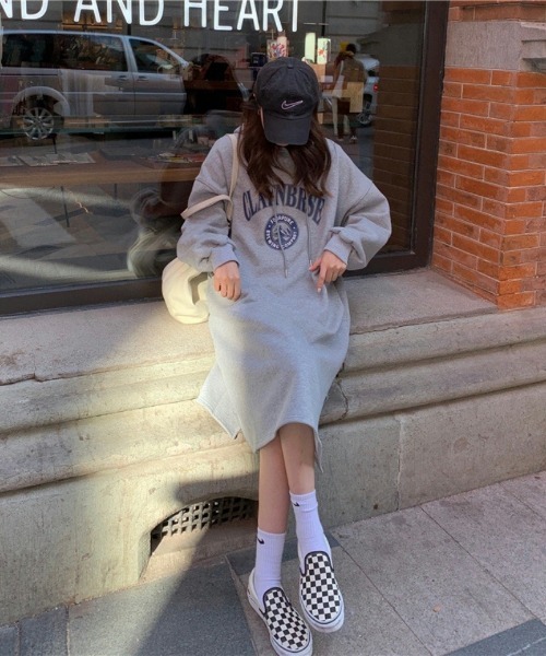 Ritzy（リッツィー）の「ロゴプリント フード付き裏起毛ワンピース（ワンピース・レディース・モカ/ネイビー/グレー・FREE）」の4枚目の写真