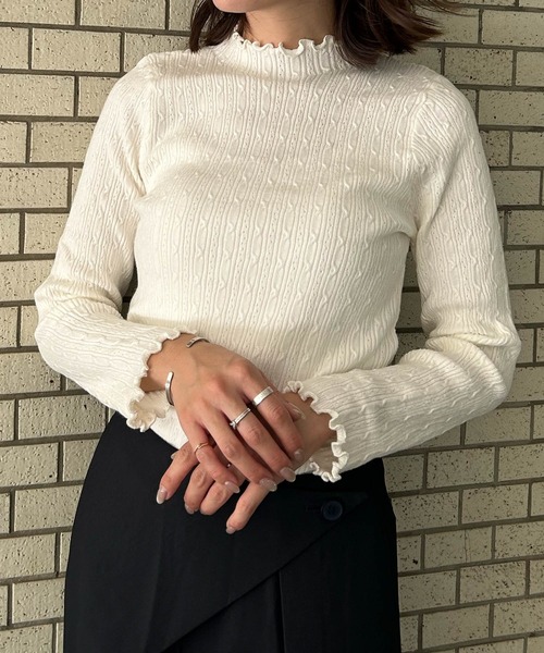 Ampirula(アンピルーラ)の「ニット 長袖 トップス 秋 秋冬 フリル ハイネック タートルネック 冬 レディース(ニット/セーター・レディース・ブラック/オフホワイト・FREE)」の5枚目の写真