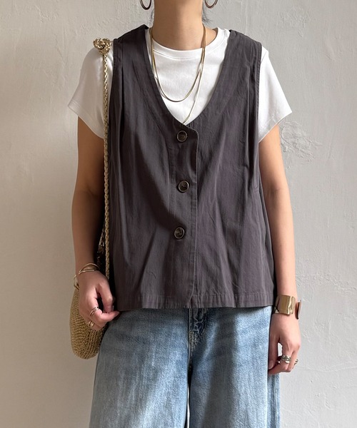 LBC（エルビーシー）の「エクリュ パッカリング深Vベスト（ベスト・レディース・チャコール/キャメル・M）」の2枚目の写真