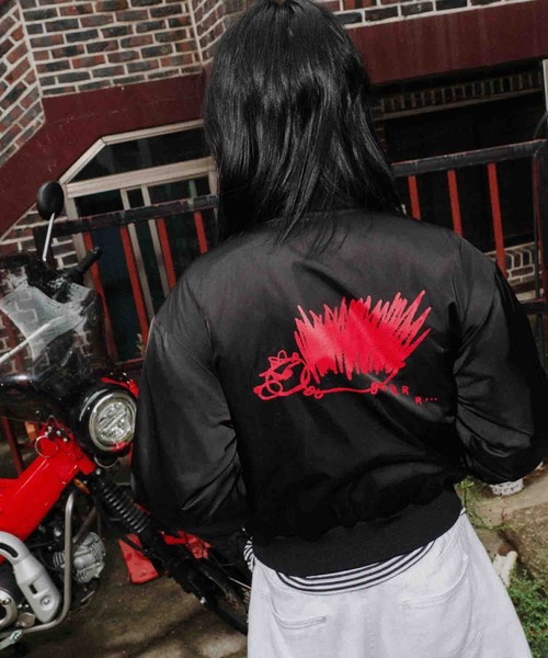 VANS(バンズ)の「RIROO ウィメンズ クロップド ベースボールジャケット / RIROO CROPPED BASEBALL JACKET / VN000TRZBLK1(スタジャン・レディース・ブラック・X-LARGE/SMALL/MEDIUM/LARGE)」の1枚目の写真