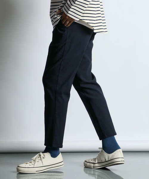 The DUFFER of ST.GEORGE（ザダファーオブセントジョージ）の「【WEB限定アイテム】「GUM STRETCH」CENTER CREASE TAPERED PANTS：超伸縮「ガムストレッチ」センタークリース ピンタック テーパードパンツ（チノパンツ・メンズ・ネイビー/ブラック/グレイッシュベージュ/チャコールグレー・MEDIUM/SMALL/X-LARGE/LARGE）」の4枚目の写真