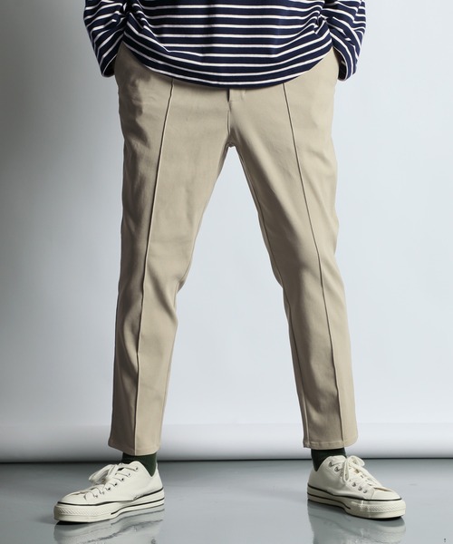 The DUFFER of ST.GEORGE（ザダファーオブセントジョージ）の「【WEB限定アイテム】「GUM STRETCH」CENTER CREASE TAPERED PANTS：超伸縮「ガムストレッチ」センタークリース ピンタック テーパードパンツ（チノパンツ・メンズ・ネイビー/ブラック/グレイッシュベージュ/チャコールグレー・MEDIUM/SMALL/X-LARGE/LARGE）」の3枚目の写真