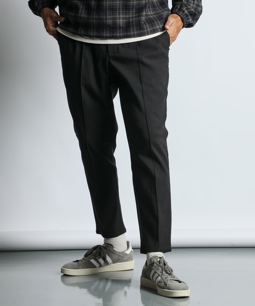 The DUFFER of ST.GEORGE（ザダファーオブセントジョージ）の「【WEB限定アイテム】「GUM STRETCH」CENTER CREASE TAPERED PANTS：超伸縮「ガムストレッチ」センタークリース ピンタック テーパードパンツ（チノパンツ・メンズ・ネイビー/ブラック/グレイッシュベージュ/チャコールグレー・MEDIUM/SMALL/X-LARGE/LARGE）」の2枚目の写真