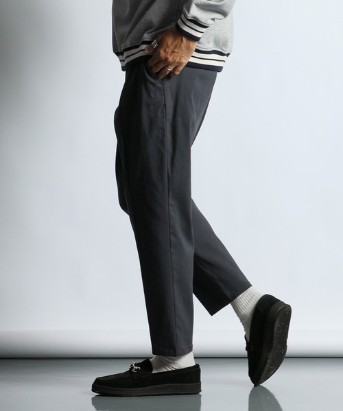 The DUFFER of ST.GEORGE（ザダファーオブセントジョージ）の「【WEB限定アイテム】「GUM STRETCH」CENTER CREASE TAPERED PANTS：超伸縮「ガムストレッチ」センタークリース ピンタック テーパードパンツ（チノパンツ・メンズ・ネイビー/ブラック/グレイッシュベージュ/チャコールグレー・MEDIUM/SMALL/X-LARGE/LARGE）」の13枚目の写真