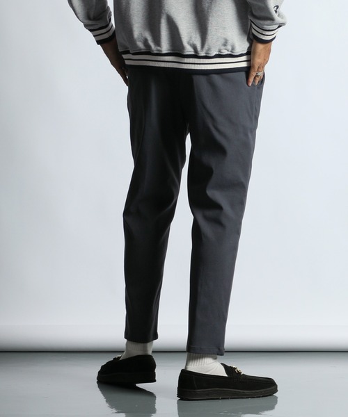 The DUFFER of ST.GEORGE（ザダファーオブセントジョージ）の「【WEB限定アイテム】「GUM STRETCH」CENTER CREASE TAPERED PANTS：超伸縮「ガムストレッチ」センタークリース ピンタック テーパードパンツ（チノパンツ・メンズ・ネイビー/ブラック/グレイッシュベージュ/チャコールグレー・MEDIUM/SMALL/X-LARGE/LARGE）」の14枚目の写真