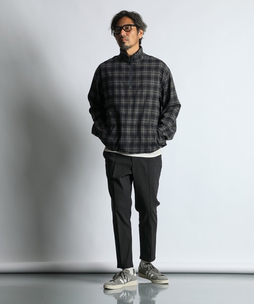 The DUFFER of ST.GEORGE（ザダファーオブセントジョージ）の「【WEB限定アイテム】「GUM STRETCH」CENTER CREASE TAPERED PANTS：超伸縮「ガムストレッチ」センタークリース ピンタック テーパードパンツ（チノパンツ・メンズ・ネイビー/ブラック/グレイッシュベージュ/チャコールグレー・MEDIUM/SMALL/X-LARGE/LARGE）」の6枚目の写真