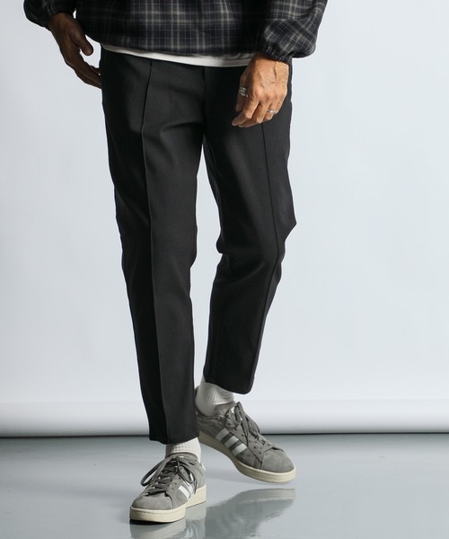 The DUFFER of ST.GEORGE（ザダファーオブセントジョージ）の「【WEB限定アイテム】「GUM STRETCH」CENTER CREASE TAPERED PANTS：超伸縮「ガムストレッチ」センタークリース ピンタック テーパードパンツ（チノパンツ・メンズ・ネイビー/ブラック/グレイッシュベージュ/チャコールグレー・MEDIUM/SMALL/X-LARGE/LARGE）」の5枚目の写真