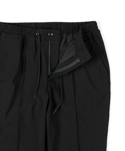 The DUFFER of ST.GEORGE（ザダファーオブセントジョージ）の「【WEB限定アイテム】「GUM STRETCH」CENTER CREASE TAPERED PANTS：超伸縮「ガムストレッチ」センタークリース ピンタック テーパードパンツ（チノパンツ・メンズ・ネイビー/ブラック/グレイッシュベージュ/チャコールグレー・MEDIUM/SMALL/X-LARGE/LARGE）」の19枚目の写真