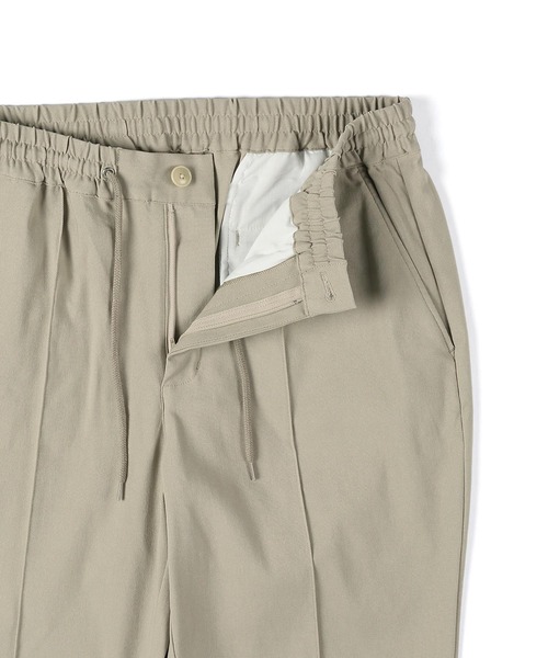 The DUFFER of ST.GEORGE（ザダファーオブセントジョージ）の「【WEB限定アイテム】「GUM STRETCH」CENTER CREASE TAPERED PANTS：超伸縮「ガムストレッチ」センタークリース ピンタック テーパードパンツ（チノパンツ・メンズ・ネイビー/ブラック/グレイッシュベージュ/チャコールグレー・MEDIUM/SMALL/X-LARGE/LARGE）」の21枚目の写真