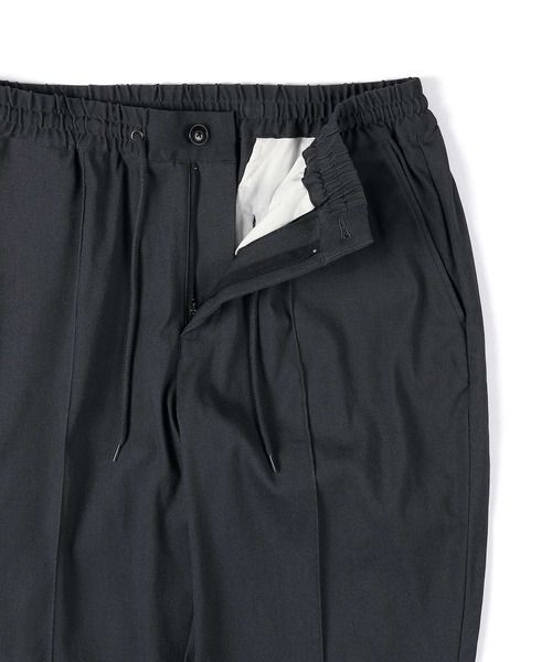 The DUFFER of ST.GEORGE（ザダファーオブセントジョージ）の「【WEB限定アイテム】「GUM STRETCH」CENTER CREASE TAPERED PANTS：超伸縮「ガムストレッチ」センタークリース ピンタック テーパードパンツ（チノパンツ・メンズ・ネイビー/ブラック/グレイッシュベージュ/チャコールグレー・MEDIUM/SMALL/X-LARGE/LARGE）」の20枚目の写真