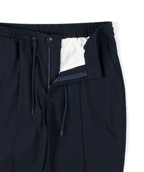 The DUFFER of ST.GEORGE（ザダファーオブセントジョージ）の「【WEB限定アイテム】「GUM STRETCH」CENTER CREASE TAPERED PANTS：超伸縮「ガムストレッチ」センタークリース ピンタック テーパードパンツ（チノパンツ・メンズ・ネイビー/ブラック/グレイッシュベージュ/チャコールグレー・MEDIUM/SMALL/X-LARGE/LARGE）」の22枚目の写真